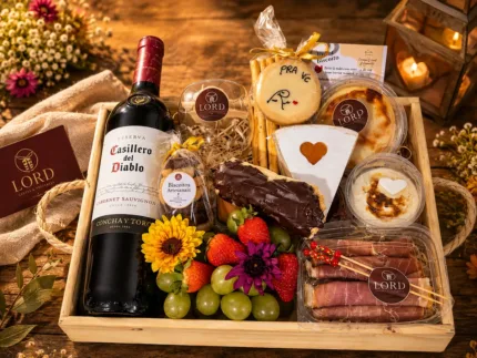 Cesta gourmet com vinho Casillero del Diablo, frios, frutas e doces artesanais
