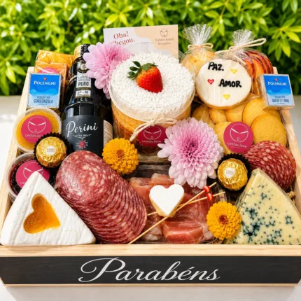 Cesta de aniversário gourmet com queijos, frios, bolo e suco integral