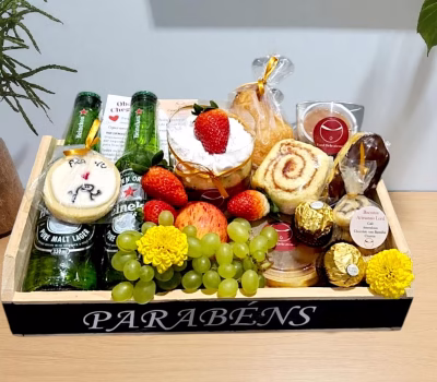 Cesta de cafe da manha com cerveja