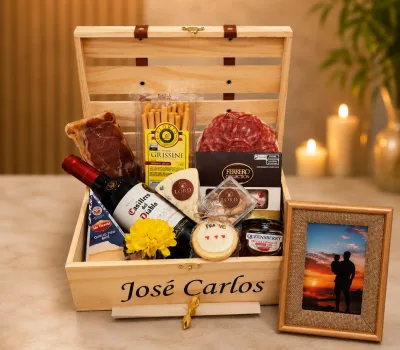 Cesta de Dia dos Pais premium com vinho Casillero del Diablo, queijos, salame, grissini, chocolates Ferrero Rocher, geleia e caixa de madeira personalizada.